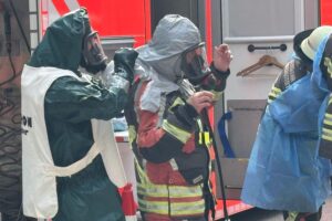 Feuerwehr im Großeinsatz, chemische Gefahrstoffreaktion in Labor, Sicherheit und Bergung im Fokus.