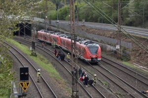 Feuerwehr rettet Fahrgäste aus S-Bahn nach Unfall mit Oberleitung in Gruiten.