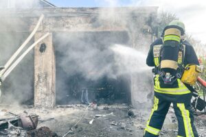 Feuerwehr löscht Garagenbrand mit starken Rauch und Gefahr durch Gasflaschen in Bochum.