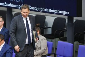 Lars Klingbeil diskutiert finanzielle Auswirkungen der Energiepreise und Steuerpolitik in Berlin.