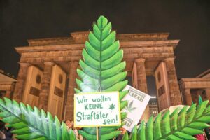 Demonstration für legale Cannabisnutzung, Brandenburger Tor, Protestierende mit Plakaten, Diskussion über Gesetzgebung.