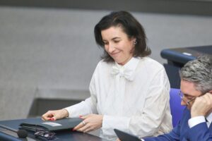 Dorothee Bär bei der Diskussion über die erfolgreiche Artemis II Mission und Deutschlands Raumfahrtbeitrag.