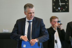 Thorsten Frei diskutiert Gesundheitsreform und Finanzierungsherausforderungen im Kanzleramt in Berlin.