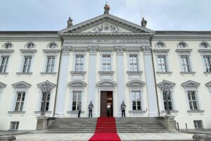 Schloss Bellevue mit Teich, in dem Frösche und Molche für Umzug准备 werden.
