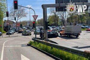 Unfall an Kreuzung: zwei beschädigte Autos, Polizei ermittelt, Zeugen gesucht.