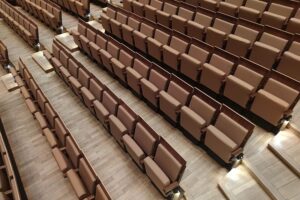 Sitzreihen in einem Zuschauersaal, Symbol für kulturelle Veranstaltungen und Projekte in Bayern.