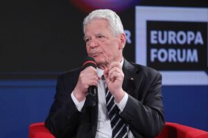 Joachim Gauck diskutiert Koalitionsmöglichkeiten zwischen CDU und Linkspartei gegen die AfD in Sachsen-Anhalt.
