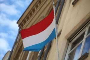 Fahne von Luxemburg mit Bezug zur rechtswidrigen Grenzkontrolle an der Deutschland-Luxemburg-Grenze.