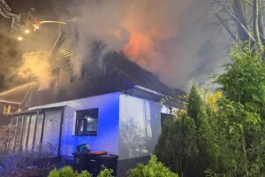 Großfeuer in Alveslohe: Feuerwehr im Einsatz, zerstörte Einfamilienhäuser, Flammen und Rauch sichtbar.