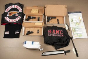 Polizei präsentiert sich stark, Motorräder, Waffen und Betäubungsmittel nach Großrazzia sichergestellt.