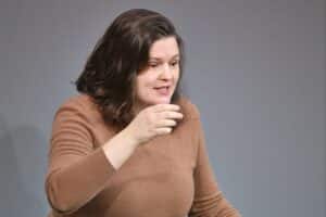 Sara Nanni fordert klare Strategien gegen amerikansiche Drohungen unter Kanzler Merz.