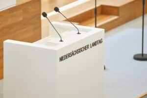 Niedersächsischer Landtag mit politikgeschichtlich relevanten Diskussionen zu Verbraucherrechten und Bildung.