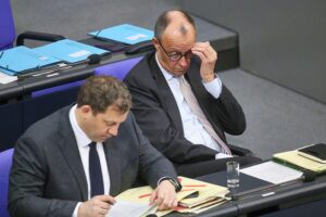 Lars Klingbeil und Friedrich Merz diskutieren über politische Initiativen im Bundestag.