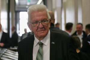 Winfried Kretschmann wird verabschiedet, symbolisiert durch Dankbarkeit und Anerkennung für seine Politik.
