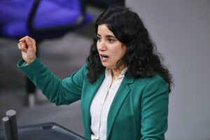 Misbah Khan kritisiert die Umbaupläne des Programms "Demokratie leben" und verteidigt geförderte Initiativen.