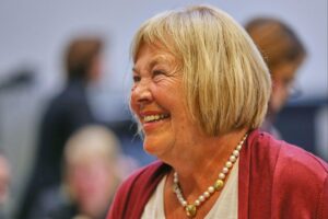 Bettina Hagedorn, neue Parlamentarische Staatssekretärin, umgeben von Natur, Ostsee und Umweltschutz.