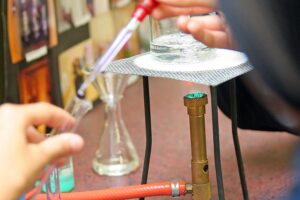 Chemielabor mit Forscher*innen, die an innovativen Materialien und Technologien arbeiten, symbolisiert Exzellenz.