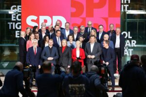 Gruppenfoto von SPD-Mitgliedern nach Krisensitzung zur Reformdiskussion und zukünftiger Ausrichtung.