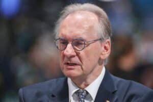 Reiner Haseloff diskutiert Klimaziele und wirtschaftliche Herausforderungen in Sachsen-Anhalt.