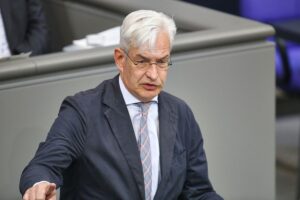 Mathias Middelberg diskutiert Sparanstrengungen und Haushaltskürzungen in Berlin.