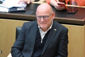 Winfried Hermann spricht auf Ostermarsch für Frieden, kritisiert Militarisierung und Unterstützung für Aggressoren.