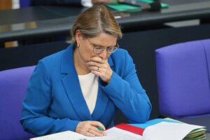 Stefanie Hubig diskutiert Gesetz gegen digitale Gewalt, Fokus auf Frauen und Deepfakes.