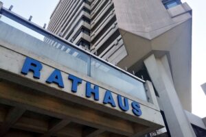 Rathaus von Offenbach: Symbol für niedrige Kaufkraft und wirtschaftliche Herausforderungen in Großstädten.