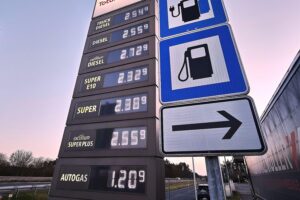 Tankstelle mit Preisschildern, Symbol für aktuelle Diskussion über Energiestrategien und Preise in Deutschland.