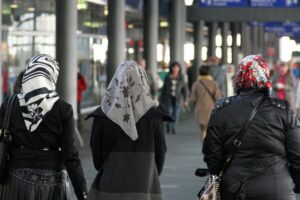 Kopftuchträgerinnen in urbanem Umfeld, repräsentative Darstellung der deutschen Einwanderungsgeschichte und Vielfalt.