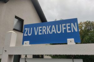 Grafik mit "Zu Verkaufen"-Schild, Immobilien, steigenden Preisen, Hochsauerlandkreis, Verkaufszahlen.