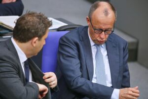 Lars Klingbeil und Friedrich Merz im politischen Kontext; Umfrageergebnisse und Zufriedenheitswerte im Fokus.