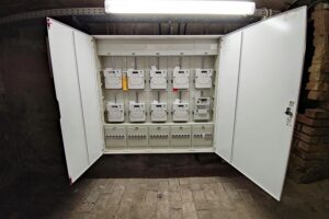 Moderne Stromzähler symbolisieren steigende Energiepreise und deren Auswirkungen auf die Bevölkerung in Deutschland.