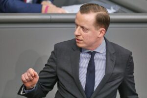 Politiker diskutieren rechtliche Konsequenzen der US-Militärpräsenz angesichts möglicher Kriegsverbrechen.