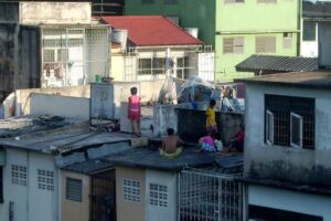 Kinder in einem Slum, die unter hoher Verschuldung und Armut leiden, symbolisieren drängende Herausforderungen.