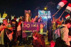 Tisza-Anhänger feiern die Abwahl von Viktor Orban auf einer Wahlparty in Budapest.