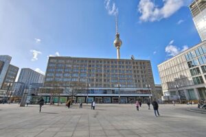Alexanderplatz mit C&A, Fernsehturm und einer israelischen Flagge im Fokus des Vorfalls.