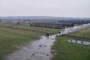 Besucher in KZ-Gedenkstätte Auschwitz, Schulklassen lernen über Holocaust und Antisemitismus.