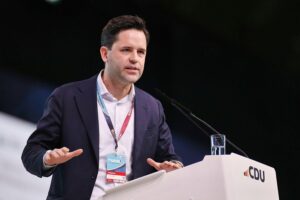 Johannes Winkel stärkt Katherina Reiche im Streit um die Übergewinnsteuer und ordnungspolitische Fragen.