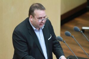 Sozialminister Magnus Jung diskutiert Psychotherapie und Behindertengleichstellung im saarländischen Landtag.