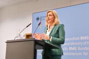 Nina Warken präsentiert Reform der Notfallversorgung in Berlin zur Verbesserung der Patientenversorgung.
