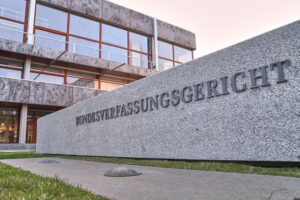 Bundesverfassungsgericht in Karlsruhe, Symbol für Rechtsprechung und Schutz der Arbeitnehmerrechte.