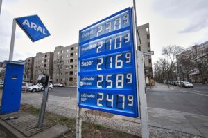 Preissenkungen an Tankstellen nach Rohölpreisrückgang und Waffenstillstand zwischen USA und Iran.