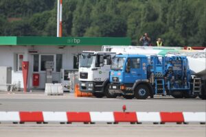 Kerosin-Tankstelle mit Warnhinweis zur drohenden Kerosin-Knappheit und möglichen Insolvenzen von Fluggesellschaften.