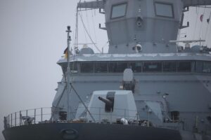 Deutsches Kriegsschiff im Hafen, symbolisiert Zusammenarbeit zwischen Bundeswehr und Stadt Kiel.