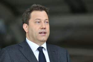Bundesfinanzminister Lars Klingbeil beim Gipfeltreffen mit Wirtschafts- und Gewerkschaftsvertretern.