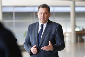 Lars Klingbeil präsentiert Finanzplan zur Entlastung von Kommunen und Ländern mit Milliardenhilfen.