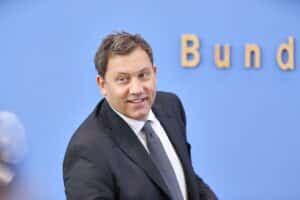 Bundesfinanzminister Lars Klingbeil präsentiert Haushaltsplan: Investitionen, Reformen und finanzielle Verantwortung im Fokus.