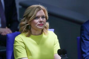 Bundestagspräsidentin Julia Klöckner bei Gesprächen zu Sicherheit und Digitalisierung in Estland, Litauen.