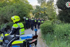 Polizei und Ordnungsdienst kontrollieren Innenstadt, gegen Straftaten und Verkehrsverstöße. Sicherheit im Fokus.