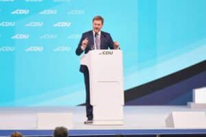 Michael Kretschmer warnt vor AfD, kritisiert Bildungspolitik und hofft auf starke Regierungsführung.